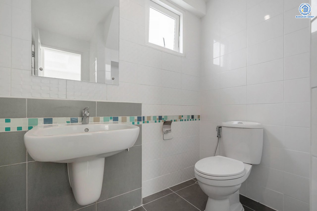 บ้านมือสองตกแต่งใหม่ คุณภาพแบรนด์ LH โครงการ ชัยพฤกษ์ ราชพฤกษ์-แจ้งวัฒนะ หลังมุม เนื้อที่ 58.1 ตร.ว. ฟังก์ชัน 3 ห้องนอน 3 ห้องน้ำ 2 ที่จอดรถ ภายในตกแต่งหรูหรา บนทำเลศักยภาพติดถนนราชพฤกษ์ เชื่อมสู่แจ้งวัฒนะได้อย่างรวดเร็ว ใกล้รถไฟฟ้าสายสีชมพู "ปากเกร็ด" จุดขึ้นทางด่วน "แจ้งวัฒนะ" โรบินสัน ไลฟ์สไตล์ ราชพฤกษ์ และ โลตัส นอร์ธราชพฤกษ์